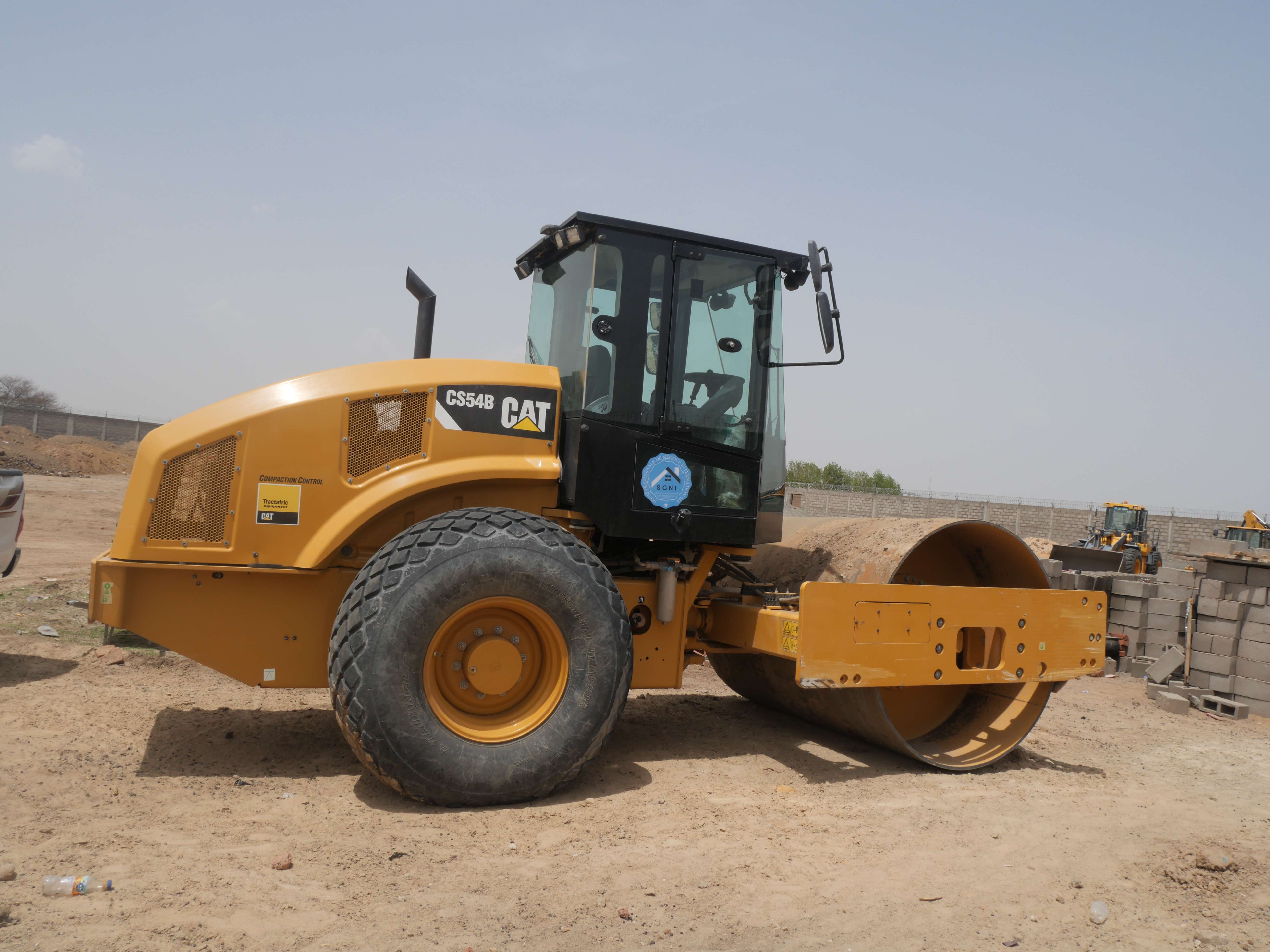 Compacteur de sol vibrant à tambour lisse Cat CS54B